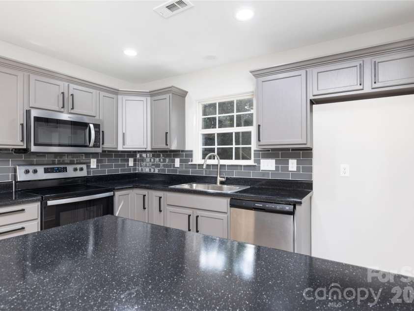 136 Mangum Circle, Mooresville, NC 28117.  MLS# CAR4372603, YatesRealty ID 14295. 