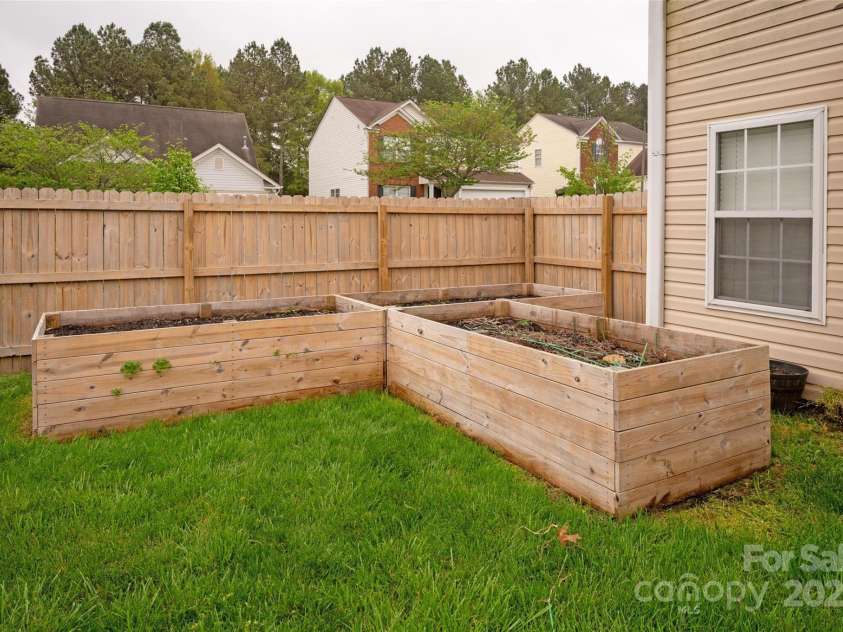 8604 Cedardale Ridge Court, Charlotte, NC 28269.  MLS# CAR4245985, YatesRealty ID 14295. Flower beds ready for the next owner
