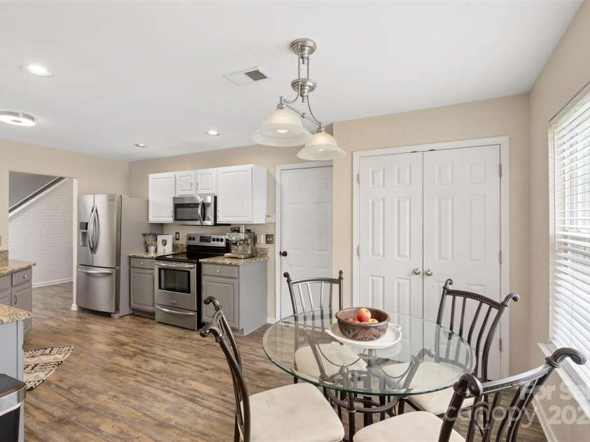 8604 Cedardale Ridge Court, Charlotte, NC 28269.  MLS# CAR4245985, YatesRealty ID 14295. Spacious, bright kitchen