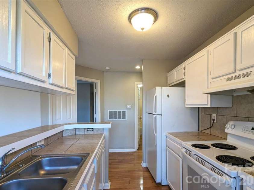 8137 Cedar Glen Drive, Charlotte, NC 28212.  MLS# CAR4357612, YatesRealty ID 14296. 