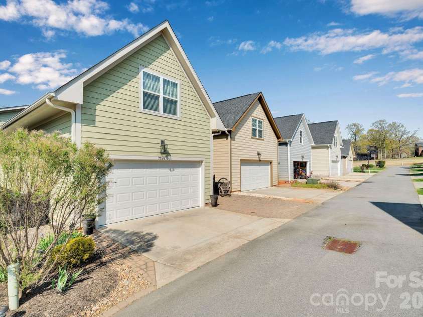 7526 Fairway Villa Circle, Denver, NC 28037.  MLS# CAR4363901, YatesRealty ID 14298. 