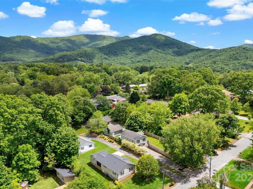 24 Browndale Road, Asheville, NC 28805.  MLS# CAR4258760, YatesRealty ID 14299. 