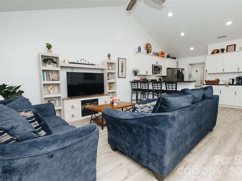 62 Glenview Street, Marion, NC 28752.  MLS# CAR4366559, YatesRealty ID 14299. 