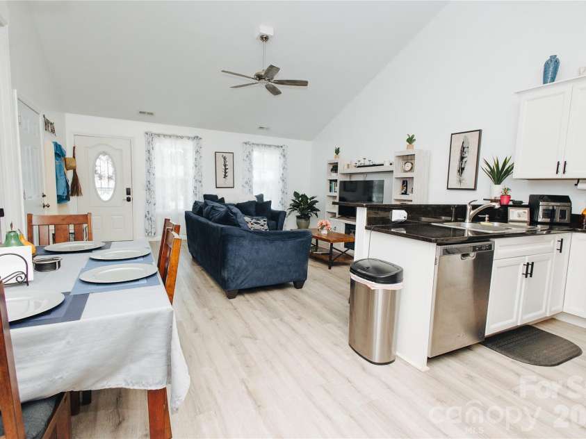 62 Glenview Street, Marion, NC 28752.  MLS# CAR4366559, YatesRealty ID 14299. 