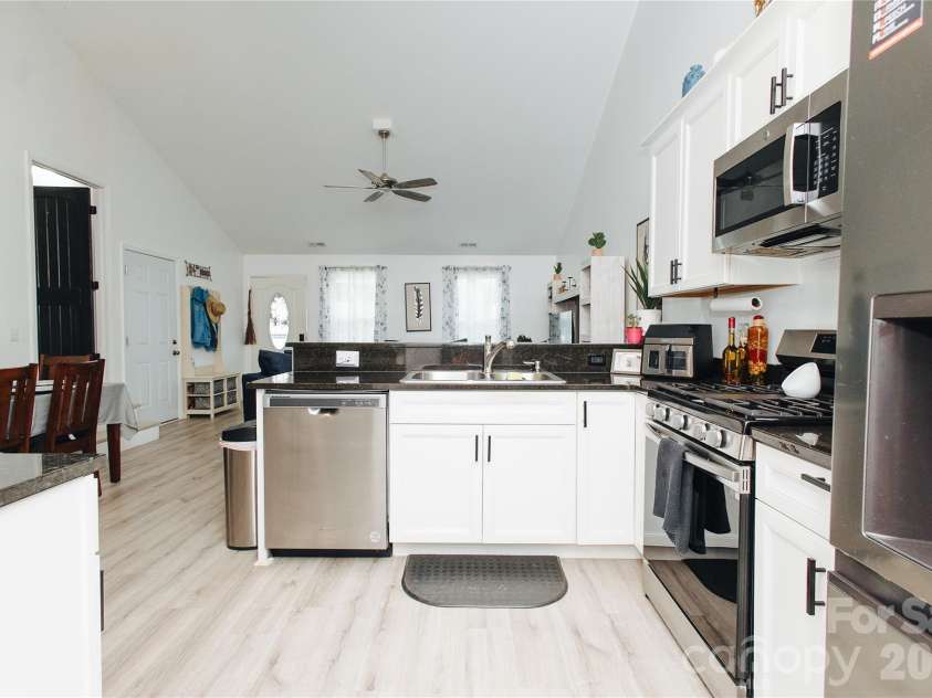 62 Glenview Street, Marion, NC 28752.  MLS# CAR4366559, YatesRealty ID 14299. 