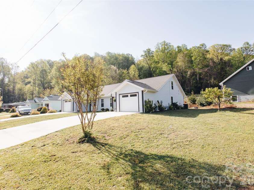 62 Glenview Street, Marion, NC 28752.  MLS# CAR4366559, YatesRealty ID 14299. 