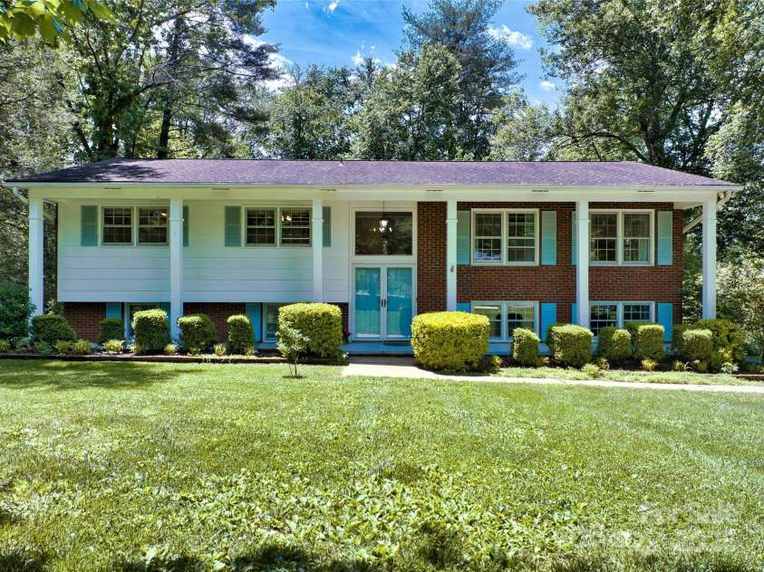 208 Kelly Lane, Hendersonville, NC 28791.  MLS# CAR4274442, YatesRealty ID 14302. 