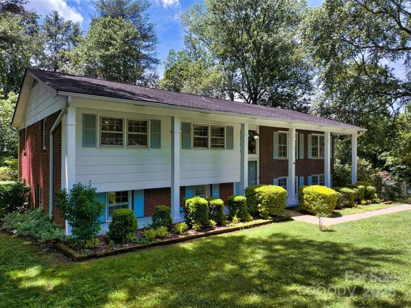 208 Kelly Lane, Hendersonville, NC 28791.  MLS# CAR4274442, YatesRealty ID 14302. 
