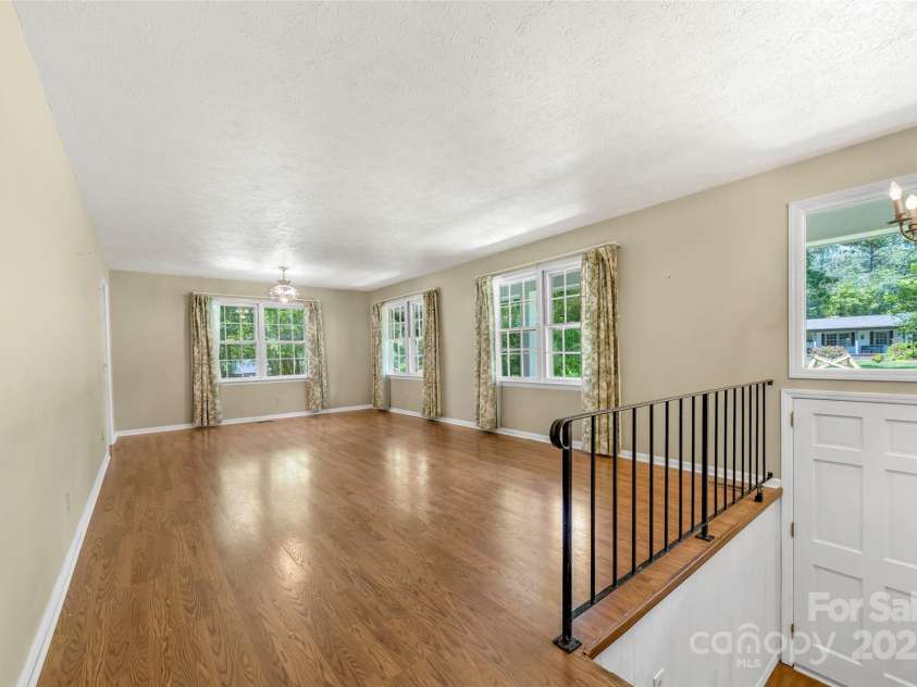 208 Kelly Lane, Hendersonville, NC 28791.  MLS# CAR4274442, YatesRealty ID 14302. 