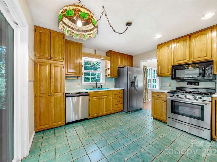 208 Kelly Lane, Hendersonville, NC 28791.  MLS# CAR4274442, YatesRealty ID 14302. 