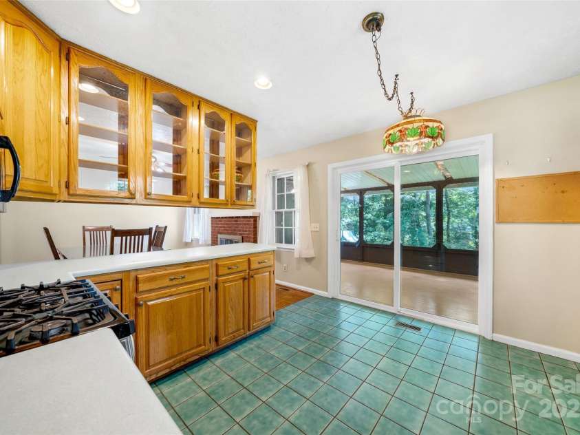 208 Kelly Lane, Hendersonville, NC 28791.  MLS# CAR4274442, YatesRealty ID 14302. 