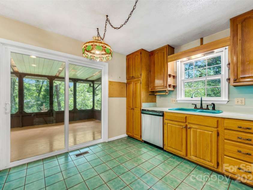 208 Kelly Lane, Hendersonville, NC 28791.  MLS# CAR4274442, YatesRealty ID 14302. 