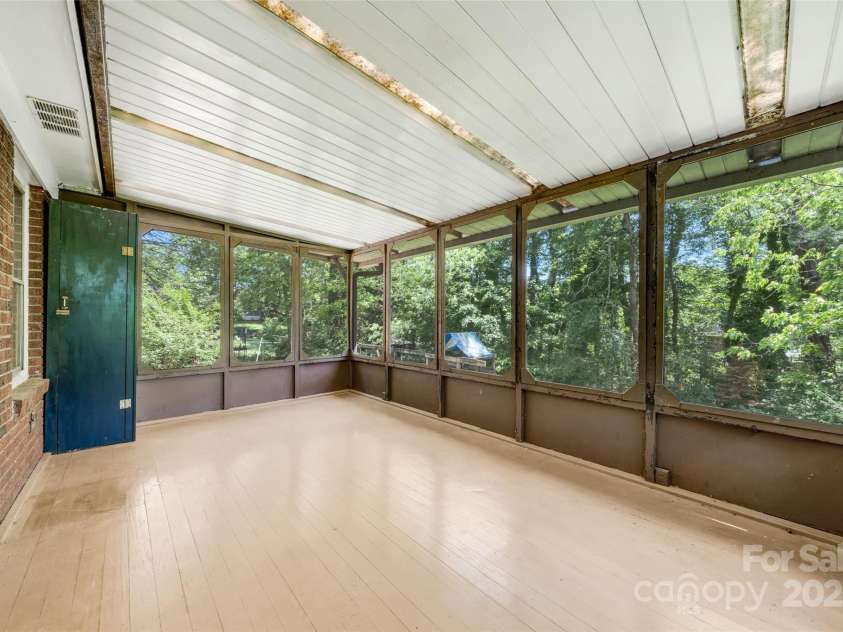 208 Kelly Lane, Hendersonville, NC 28791.  MLS# CAR4274442, YatesRealty ID 14302. 