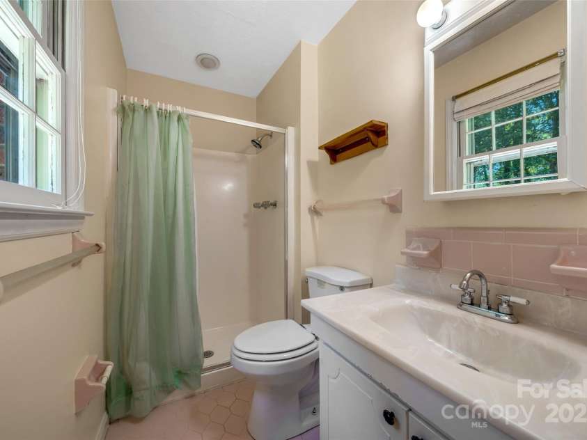 208 Kelly Lane, Hendersonville, NC 28791.  MLS# CAR4274442, YatesRealty ID 14302. 