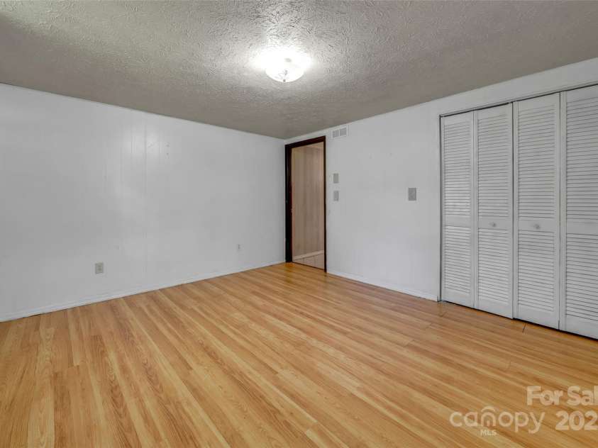 208 Kelly Lane, Hendersonville, NC 28791.  MLS# CAR4274442, YatesRealty ID 14302. 