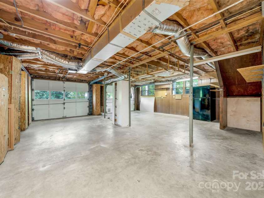 208 Kelly Lane, Hendersonville, NC 28791.  MLS# CAR4274442, YatesRealty ID 14302. 