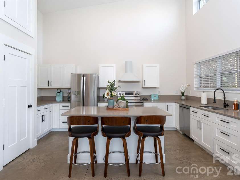 25 Nelon Road, Asheville, NC 28804.  MLS# CAR4254844, YatesRealty ID 14305. 