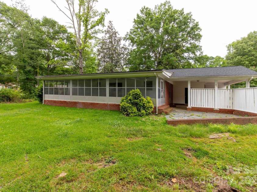405 Woodland Drive, Lancaster, SC 29720.  MLS# CAR4259493, YatesRealty ID 14308. 
