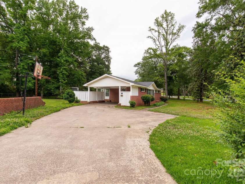405 Woodland Drive, Lancaster, SC 29720.  MLS# CAR4259493, YatesRealty ID 14308. 