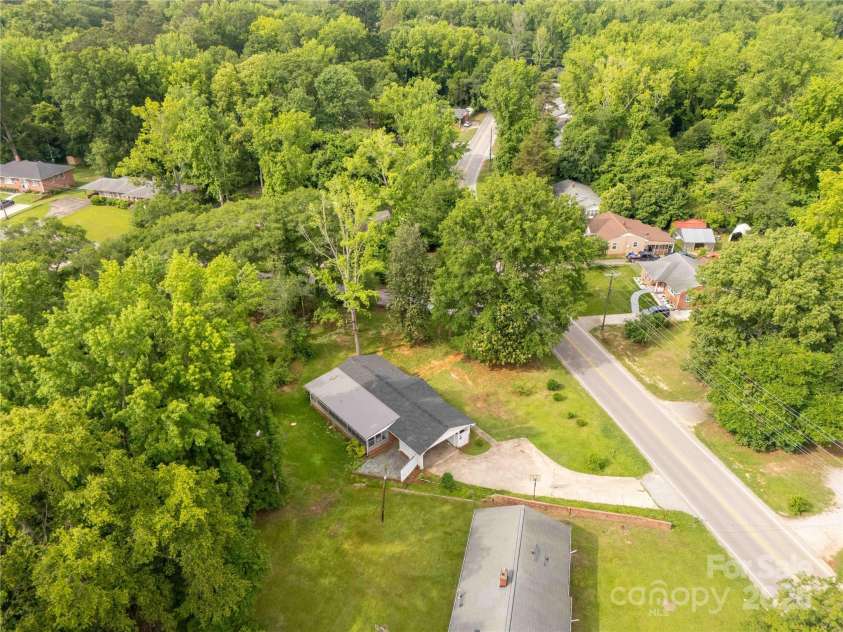405 Woodland Drive, Lancaster, SC 29720.  MLS# CAR4259493, YatesRealty ID 14308. 
