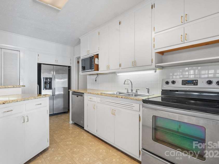 2866 Old Morganton Road, Lenoir, NC 28645.  MLS# CAR4261191, YatesRealty ID 14309. 