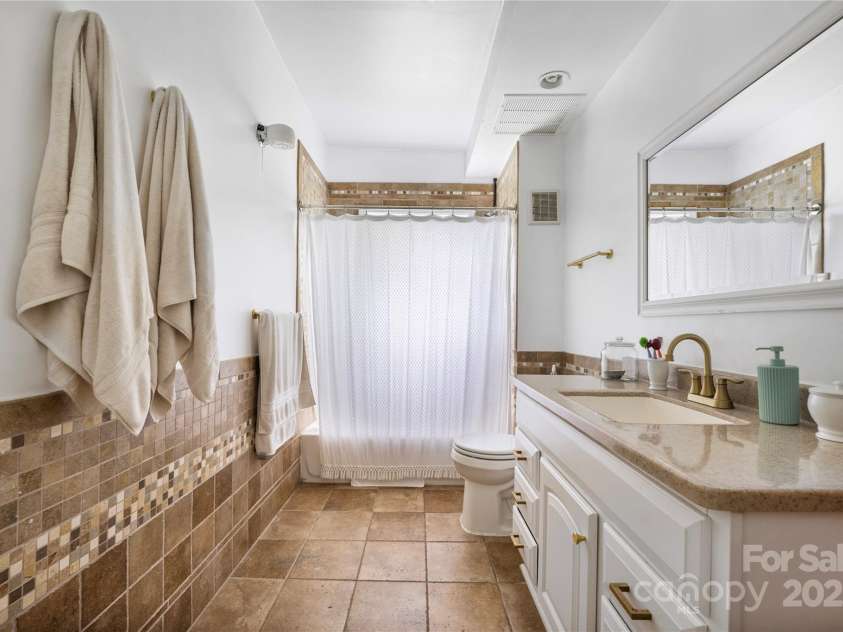 2039 Lanier Avenue, Charlotte, NC 28205.  MLS# CAR4261208, YatesRealty ID 14310. Unit 1 Kitchen