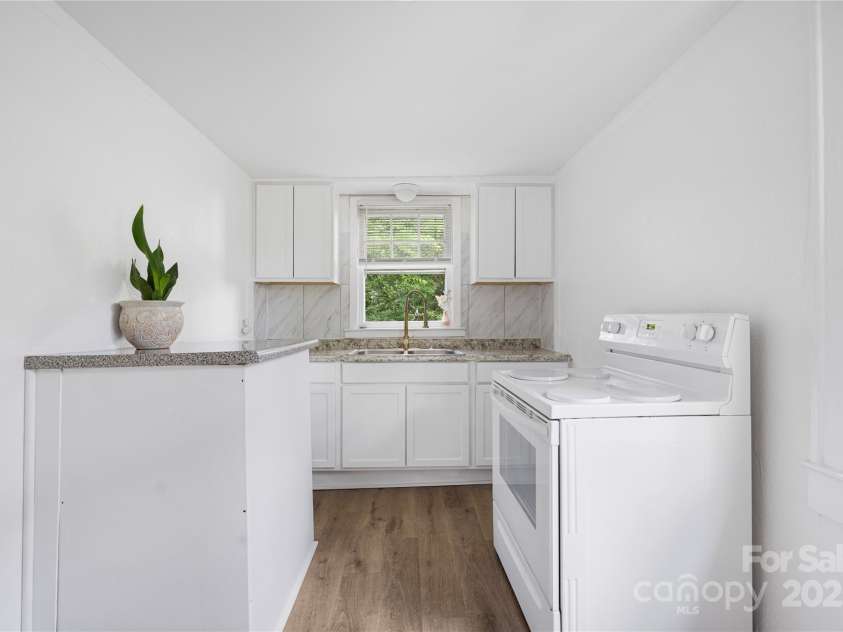 2039 Lanier Avenue, Charlotte, NC 28205.  MLS# CAR4261208, YatesRealty ID 14310. Unit 2 Kitchen