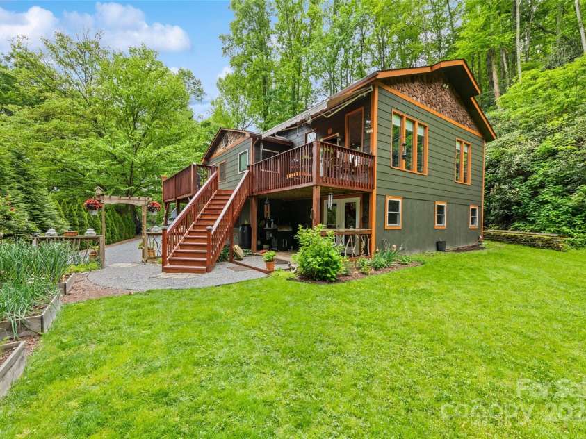 640 Pot Leg Road, Waynesville, NC 28785.  MLS# CAR4261225, YatesRealty ID 14312. 