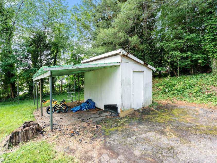 1211 11th Street, Hickory, NC 28601.  MLS# CAR4260730, YatesRealty ID 14313. 