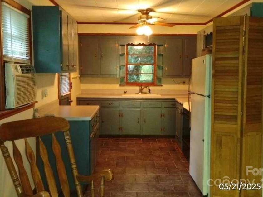 33 Horse Cove Road, Canton, NC 28716.  MLS# CAR4261144, YatesRealty ID 14316. 