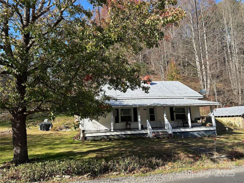 2812 Bald Mountain Road, Burnsville, NC 28714.  MLS# CAR4317632, YatesRealty ID 14317. 