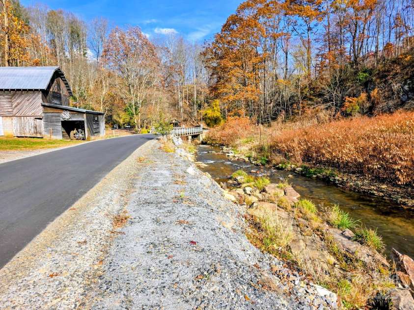 2812 Bald Mountain Road, Burnsville, NC 28714.  MLS# CAR4317632, YatesRealty ID 14317. 