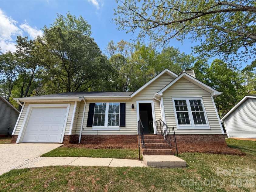 2324 Valleyview Drive, Charlotte, NC 28215.  MLS# CAR4366988, YatesRealty ID 14320. 