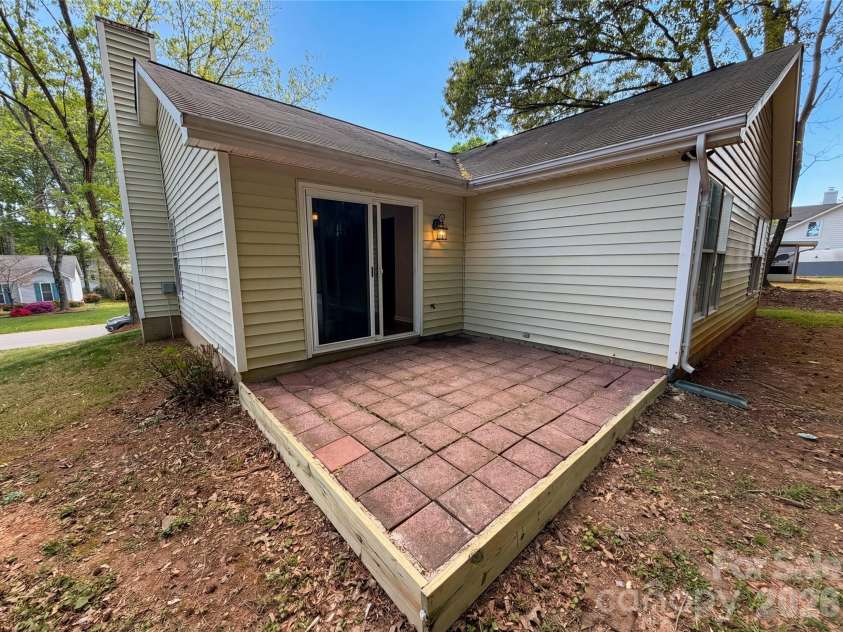 2324 Valleyview Drive, Charlotte, NC 28215.  MLS# CAR4366988, YatesRealty ID 14320. 