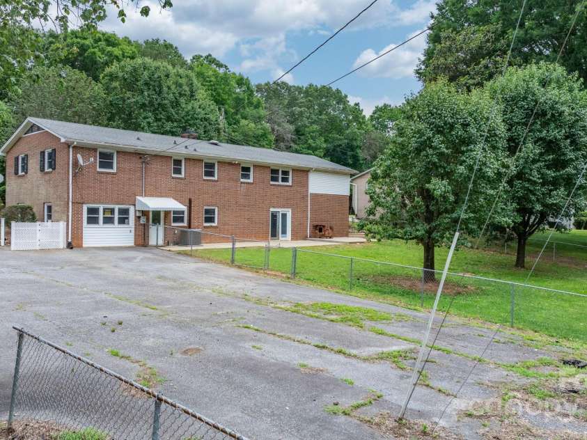 1753 28th Street, Hickory, NC 28601.  MLS# CAR4257790, YatesRealty ID 14321. 