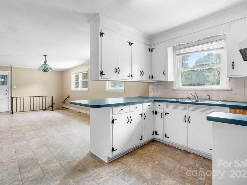 1753 28th Street, Hickory, NC 28601.  MLS# CAR4257790, YatesRealty ID 14321. 