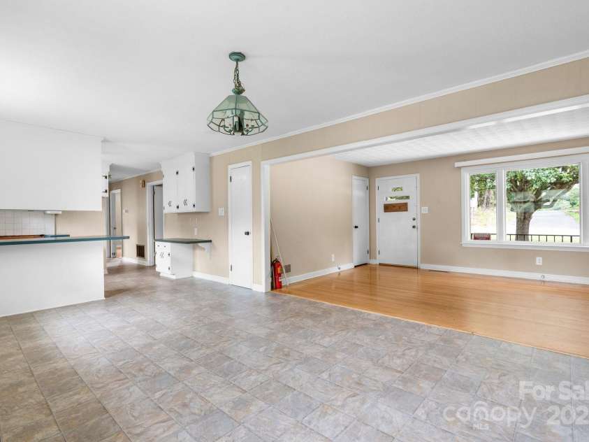 1753 28th Street, Hickory, NC 28601.  MLS# CAR4257790, YatesRealty ID 14321. Dining Area