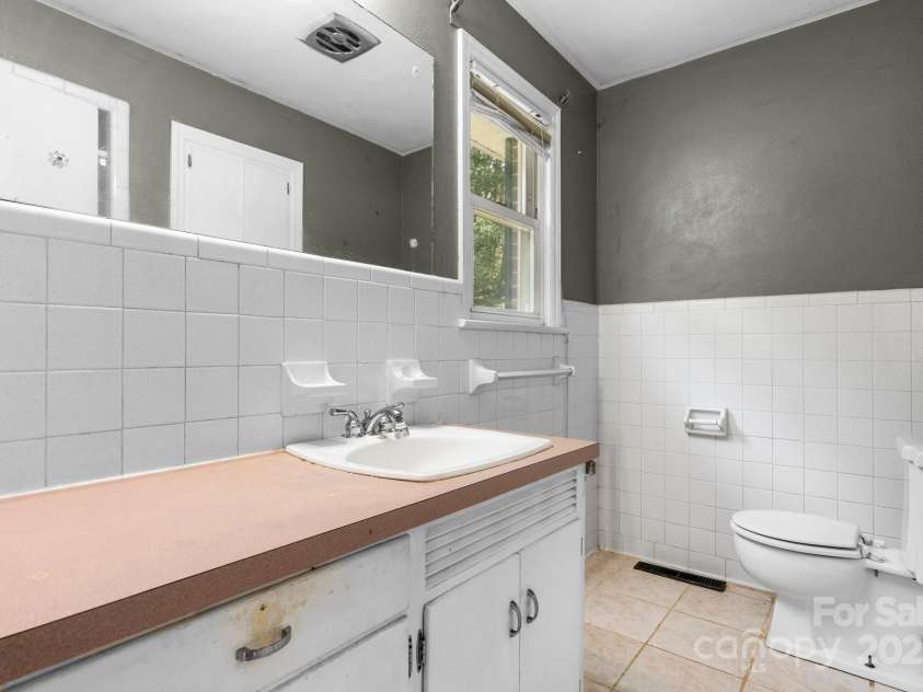 1753 28th Street, Hickory, NC 28601.  MLS# CAR4257790, YatesRealty ID 14321. Master Bath