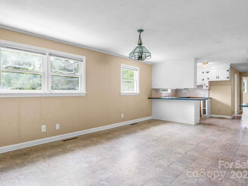 1753 28th Street, Hickory, NC 28601.  MLS# CAR4257790, YatesRealty ID 14321. Open Dining Area