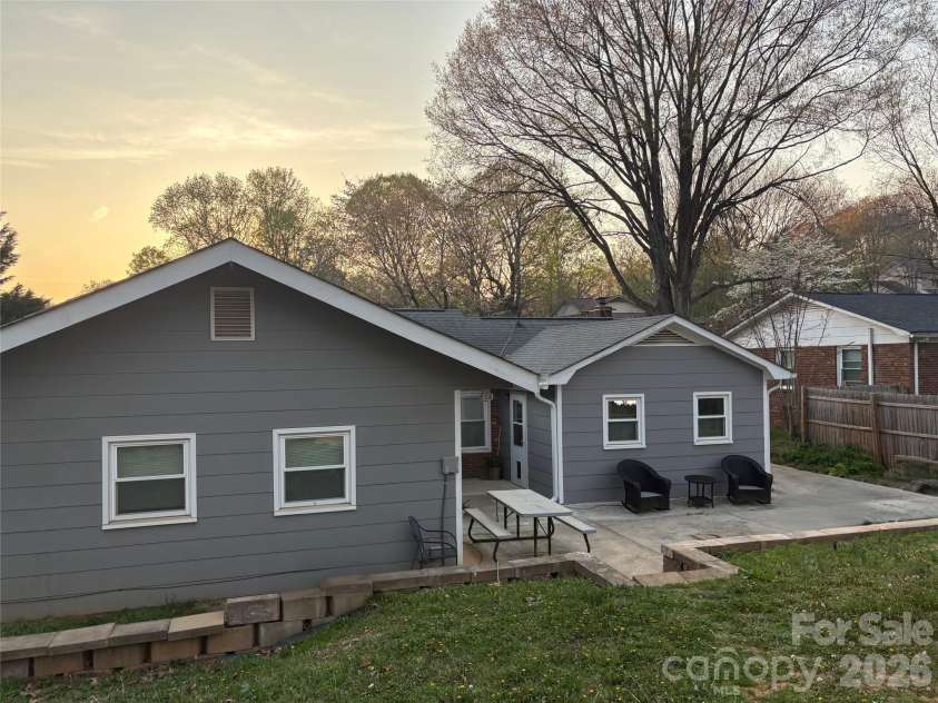 10011 Arbordale Avenue, Charlotte, NC 28215.  MLS# CAR4373150, YatesRealty ID 14322. 