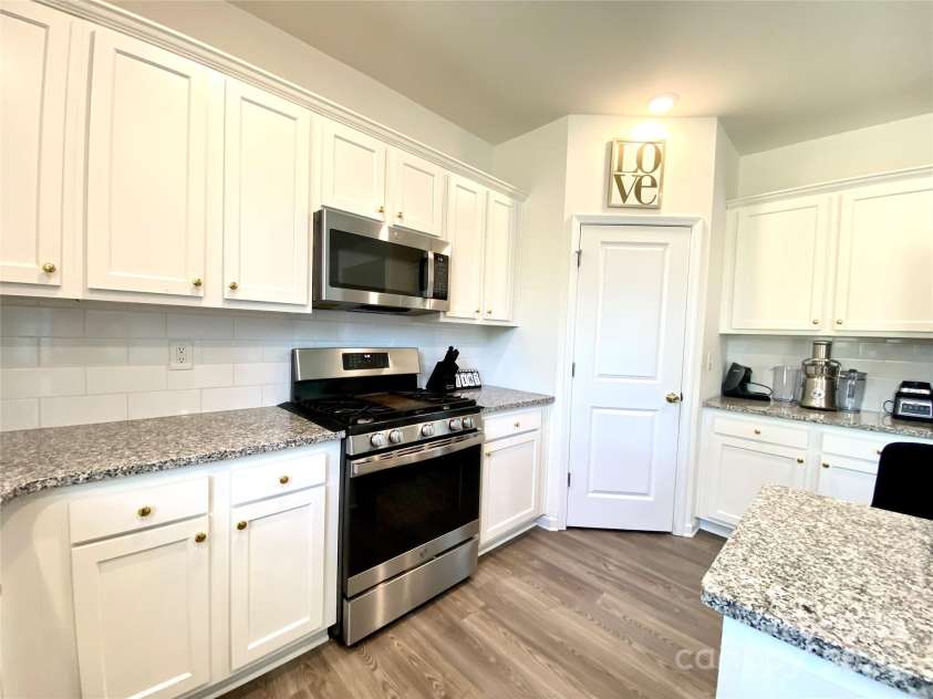 7024 Wheyfield Drive, Charlotte, NC 28215.  MLS# CAR4261523, YatesRealty ID 14325. 