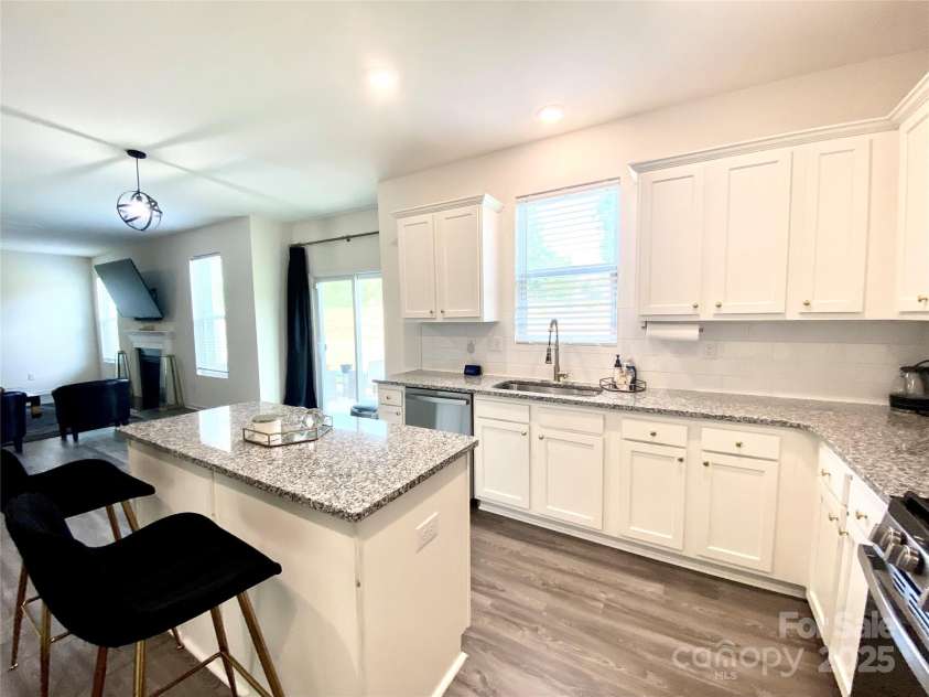 7024 Wheyfield Drive, Charlotte, NC 28215.  MLS# CAR4261523, YatesRealty ID 14325. 