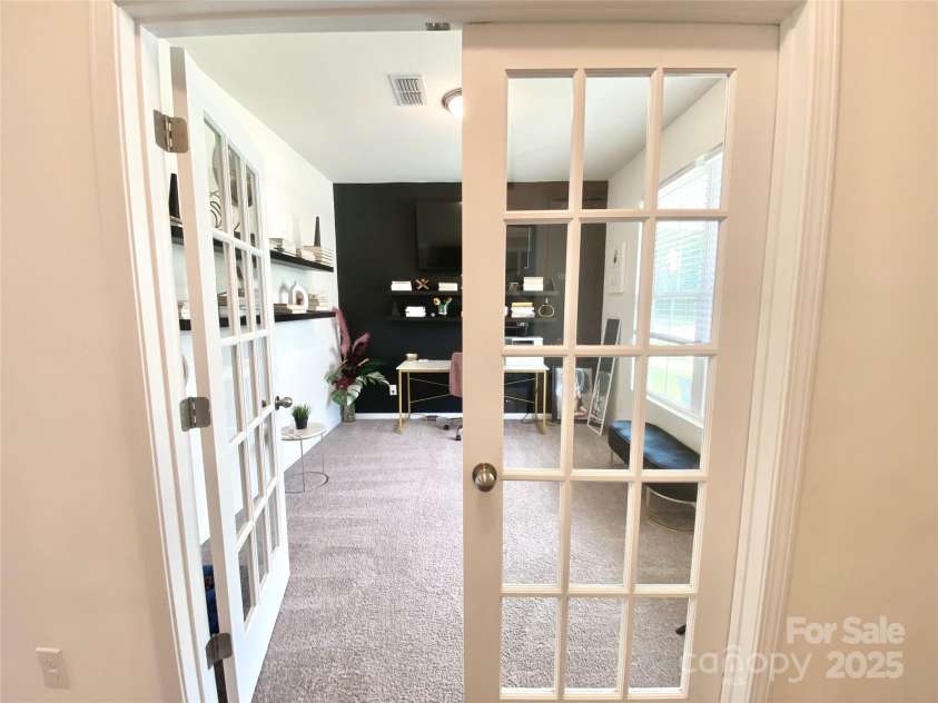 7024 Wheyfield Drive, Charlotte, NC 28215.  MLS# CAR4261523, YatesRealty ID 14325. Office