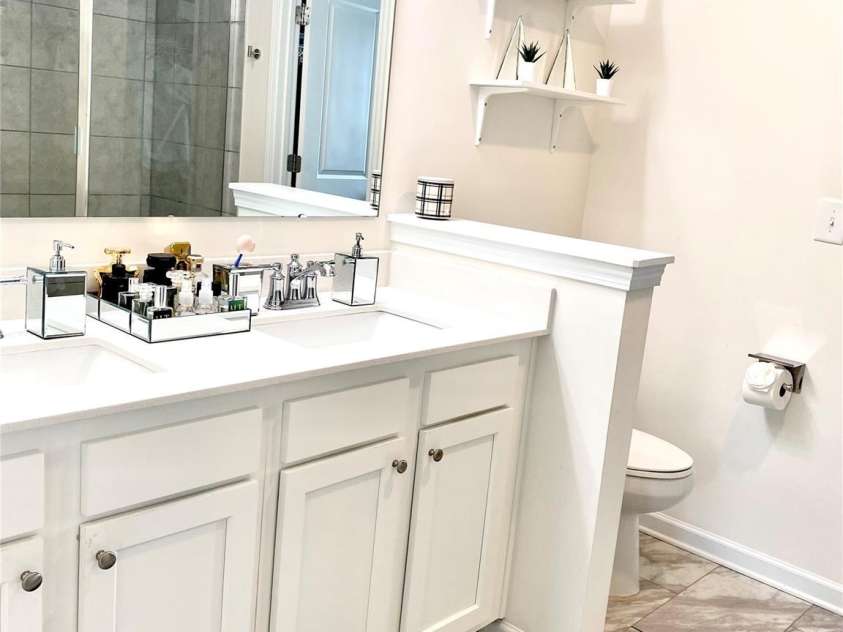 7024 Wheyfield Drive, Charlotte, NC 28215.  MLS# CAR4261523, YatesRealty ID 14325. Primary double sinks