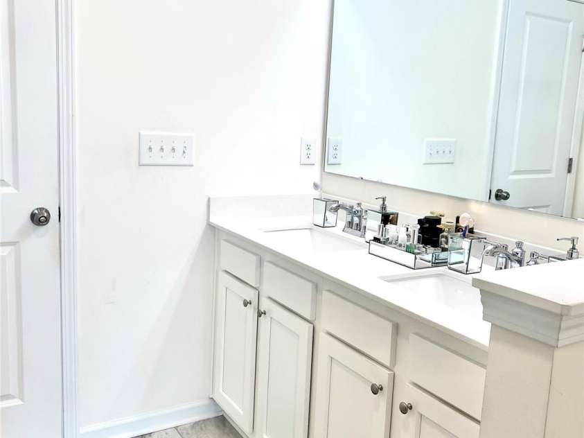 7024 Wheyfield Drive, Charlotte, NC 28215.  MLS# CAR4261523, YatesRealty ID 14325. Primary double sinks