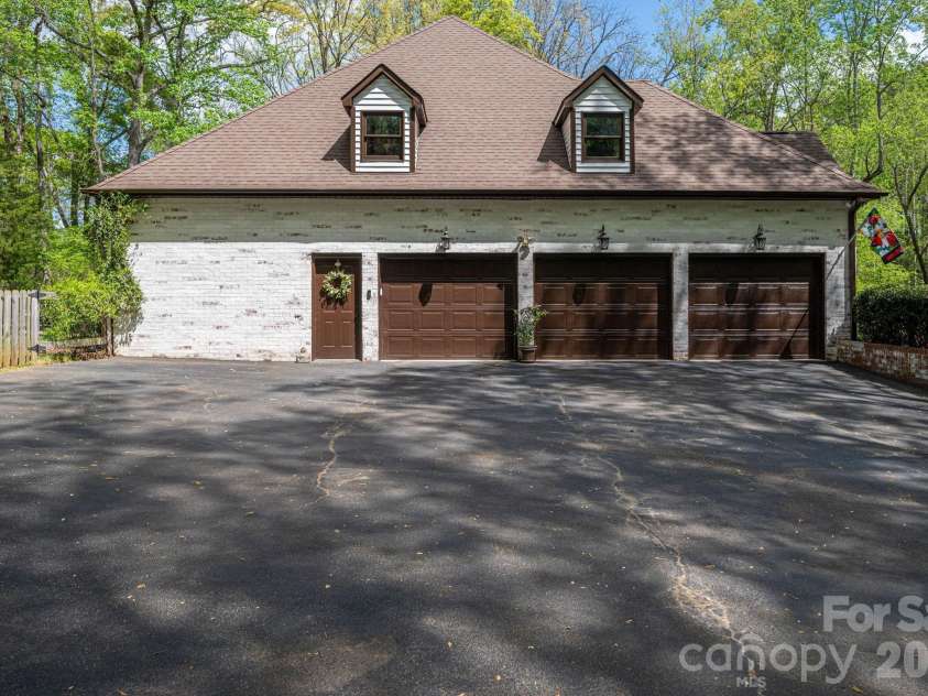2835 Wimbledon Drive, Gastonia, NC 28056.  MLS# CAR4364886, YatesRealty ID 14331. 4 Car garage on main level