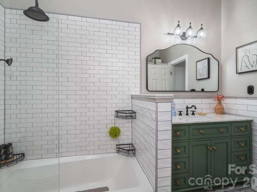 2835 Wimbledon Drive, Gastonia, NC 28056.  MLS# CAR4364886, YatesRealty ID 14331. Bathroom 2