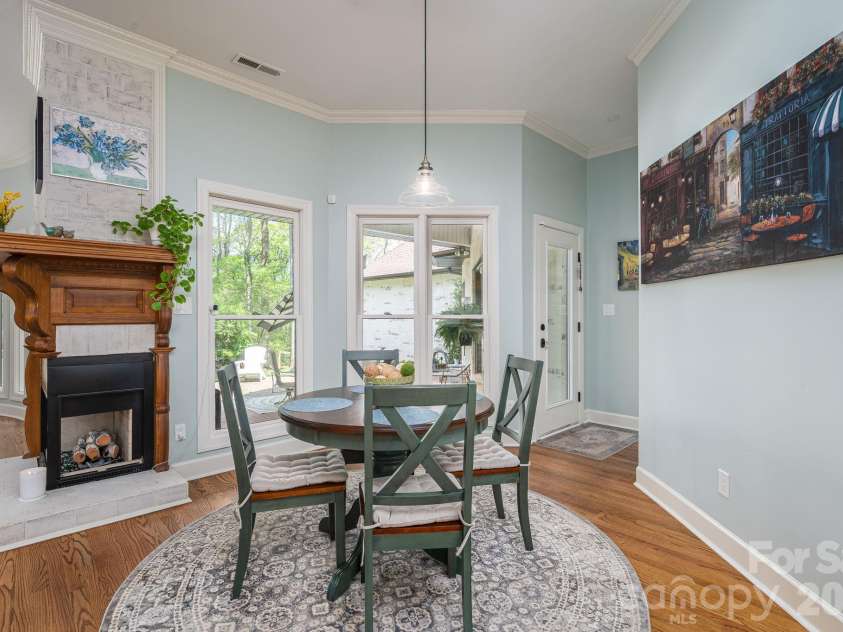 2835 Wimbledon Drive, Gastonia, NC 28056.  MLS# CAR4364886, YatesRealty ID 14331. Breakfast Nook