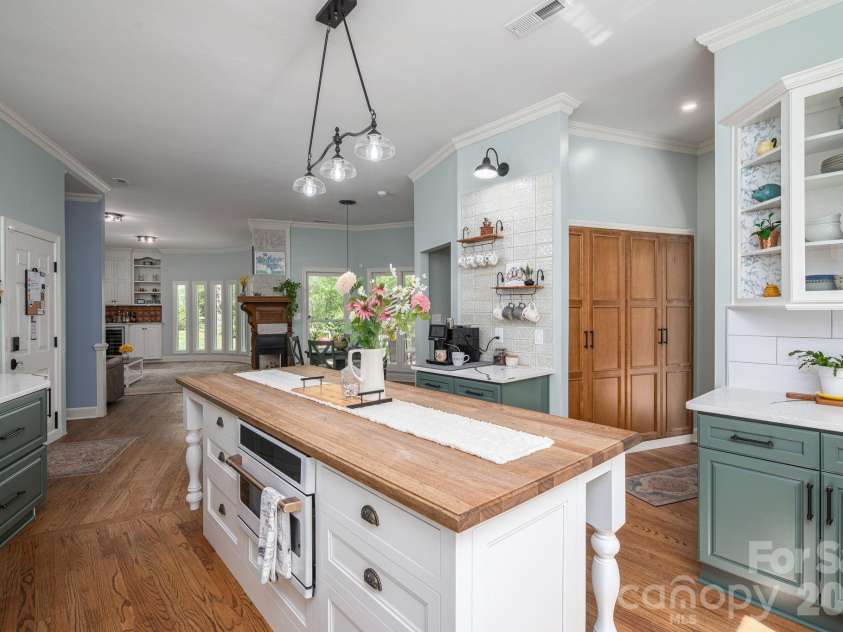 2835 Wimbledon Drive, Gastonia, NC 28056.  MLS# CAR4364886, YatesRealty ID 14331. Kitchen