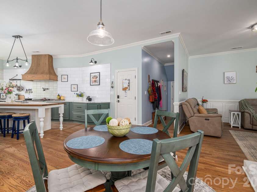 2835 Wimbledon Drive, Gastonia, NC 28056.  MLS# CAR4364886, YatesRealty ID 14331. KItchen/Breakfast Nook
